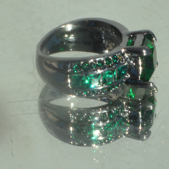 Jewelry - Emerald Green 18k Black Gold Ring Dinner Cocktail